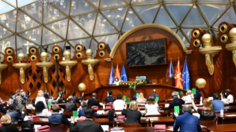 Петиот пакет антикризни мерки изгласан во Собранието и со пратеници во скафандер